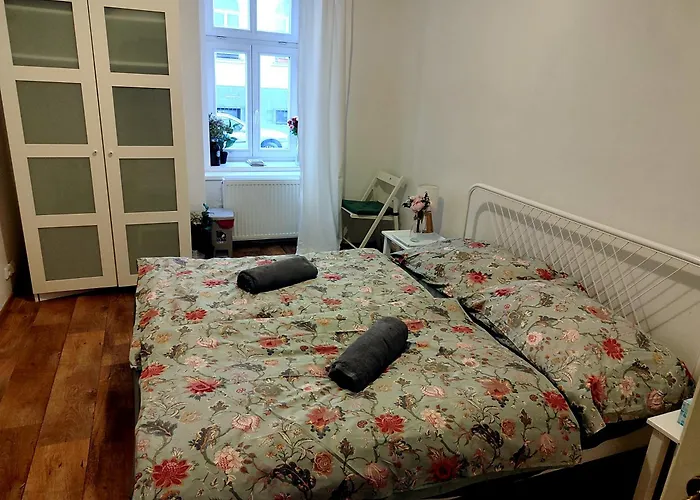 Nice Room With Double Bed In Zizkov - Shared Bathroom