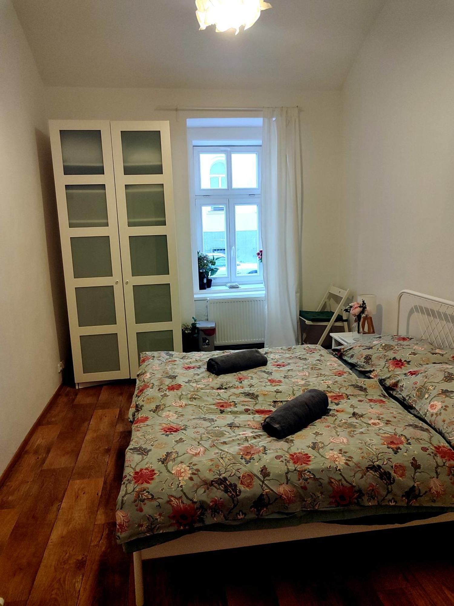 Alloggio in famiglia With Double Bed In Zizkov - Shared Bathroom Praga