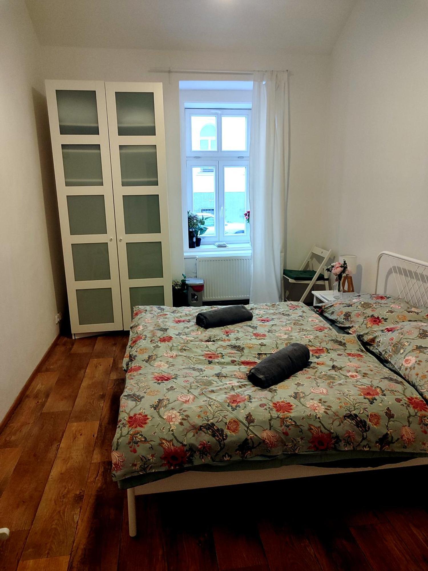 With Double Bed In Zizkov - Shared Bathroom Alloggio in famiglia Praga