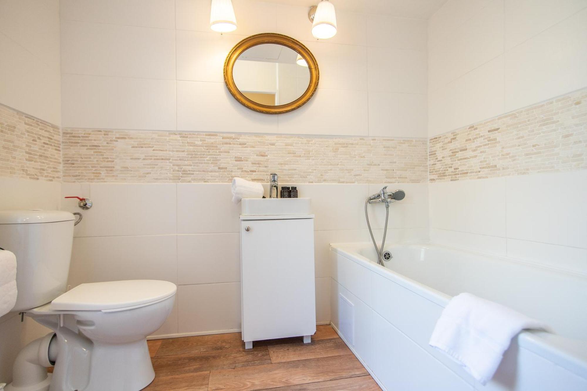 Alloggio in famiglia With Double Bed In Zizkov - Shared Bathroom Praga
