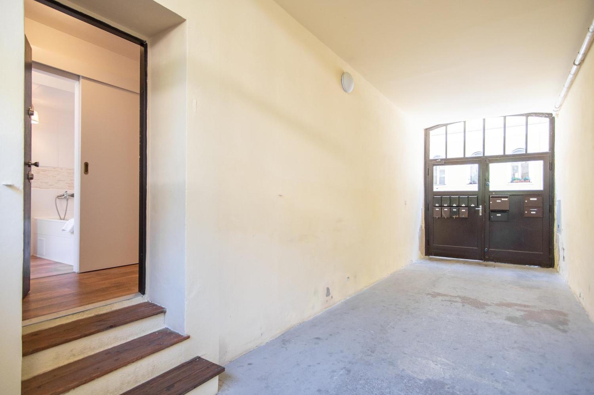 With Double Bed In Zizkov - Shared Bathroom